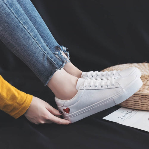 2018 Autumn Woman Shoes Fashion New Woman PU Leather Shoes Ladies Breathable Cute Heart Flats Casual Shoes White Sneakers